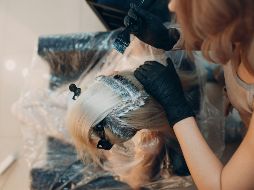 Con el tinte adecuado y cuidados adicionales es posible lucir un cabello hermoso y sin canas. UNSPLASH/M. Chernishev