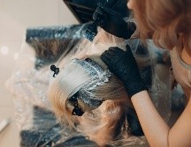 Con el tinte adecuado y cuidados adicionales es posible lucir un cabello hermoso y sin canas. UNSPLASH/M. Chernishev