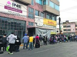 Ciudadanos acusaron que los trabajadores del INE están coludidos con quienes vendieron los lugares. EL UNIVERSAL