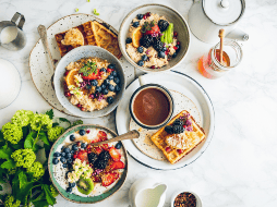 OMS destaca que una dieta saludable ayuda a cuidar a las personas de la malnutrición en todas sus formas, así como de las enfermedades no transmisibles. ESPECIAL/CANVA