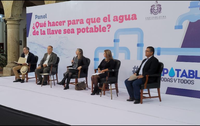 En el panel “¿Qué hacer para que el agua de la llave sea potable?”, Mara Robles agregó que se debe plantear una solución para que el SIAPA renueve su red de distribución. EL INFORMADOR/M.HERNÁNDEZ