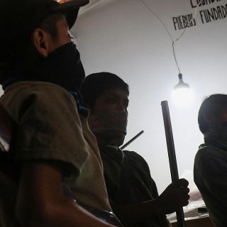 Niños de Guerrero reciben armas para defenderse del crimen organizado