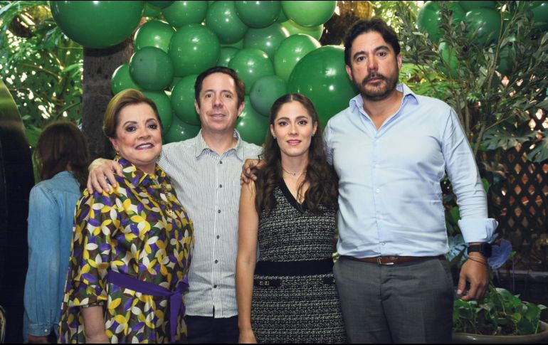 Marcela Romero con Foit, María José y Juan Pablo Ramírez. GENTE BIEN JALISCO/ Marifer Rached