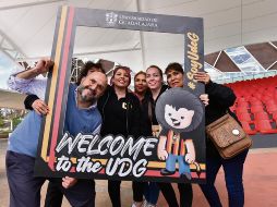 El rector Ricardo Villanueva convivió con los invitados en una verbena en el Ágora Jenkins. ESPECIAL