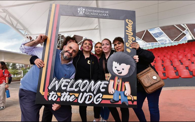 El rector Ricardo Villanueva convivió con los invitados en una verbena en el Ágora Jenkins. ESPECIAL