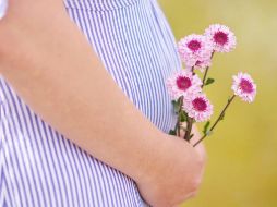 Los cuidados sobre la salud se intensifican en mujeres embarazadas, y los controles con el médico deben ser periódicos. ESPECIAL / Foto de Ashton Mullins en Unsplash