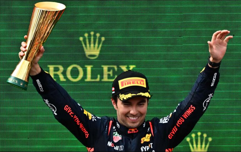 Checo Pérez se mantendrá como uno de los deportistas mejores pagados del mundo. Por lo menos, dentro de la Fórmula 1. AFP / ARCHIVO