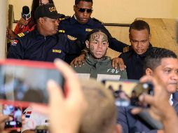 El polémico cantante salió en libertad condicional. AP/R. Hernández