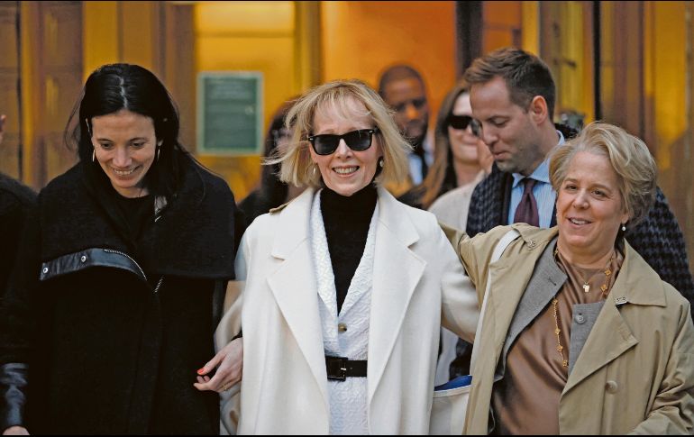 E. Jean Carroll  (izquierda) y su abogada Roberta Kaplan (derecha) al salir de la Corte luego de obtener la sentencia a su favor por daños y perjuicios por difamación de Trump. EFE