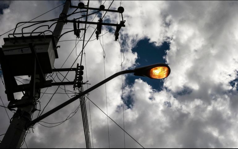 Por el frente frío número 32 hubo cortes de energía eléctrica en varios puntos de la ciudad y en la costa oriente se reportaron vientos muy fuertes que afectaron embarcaciones y viviendas. EL INFORMADOR / ARCHIVO