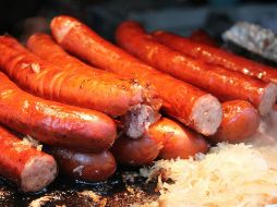 Consumir 50 gramos diarios de carne procesada, tales como salchichas, jamón, o carnes saladas, aumenta en 18% el riesgo de desarrollar cáncer. ESPECIAL / Foto de Rich Smith en Unsplash