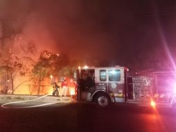 Los bomberos lograron sofocar el incendio, mientras que personal de los Servicios Médicos Municipales atendieron a una vecina que sufrió una crisis emocional. ESPECIAL / Comisaría de Tonalá