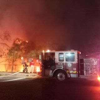 Incendio devora cuatro vehículos en taller de Tonalá