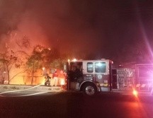 Los bomberos lograron sofocar el incendio, mientras que personal de los Servicios Médicos Municipales atendieron a una vecina que sufrió una crisis emocional. ESPECIAL / Comisaría de Tonalá
