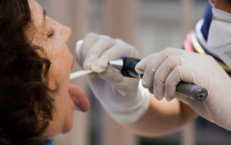Muchos se han cuestionado cómo saber si se trata de una neumonía, COVID, gripe o un simple resfriado debido a las bajas temperaturas que se han presentado en los últimos días. AFP / ARCHIVO