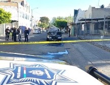 Al llegar al sitio, policías y bomberos encontraron una camioneta en llamas, por los que los elementos de Protección Civil procedieron a sofocar el fuego. ESPECIAL / Comisaría de Guadalajara