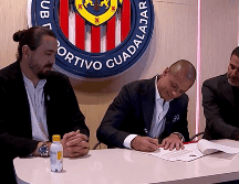 Fue hasta ahora cuando el ex delantero del Manchester United estampó su firma en el contrato que lo convierte en el nuevo elemento del Rebaño. ESPECIAL/ Chivas.