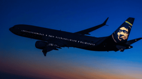 Alaska Airlines dejó en tierra sus 65 Max 9 pocas horas después que uno de los dos tapones de la mitad trasera de la cabina del vuelo 1282 saliera volando. X/@AlaskaAir
