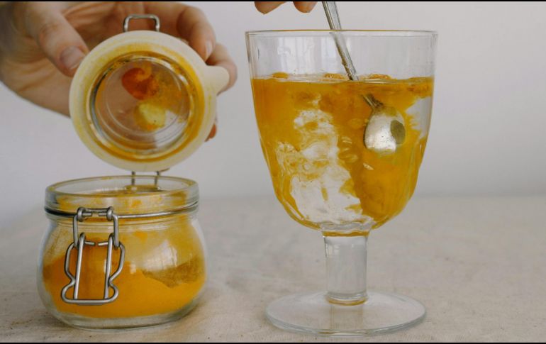 La cúrcuma puede ser consumida en bebidas y alimentos para su mejor absorción. ESPECIAL / PEXELS Ksenia Chernaya