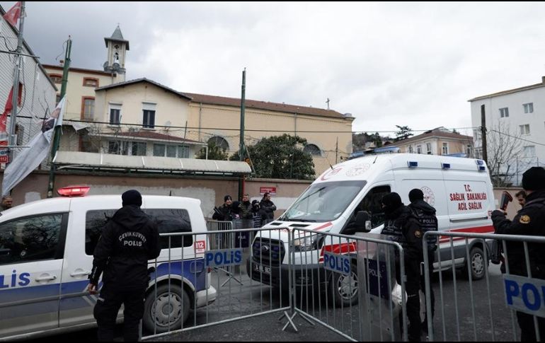 El ataque tuvo lugar en la iglesia de Santa María en el barrio de Sariyer, durante la misa. EFE/E. Sahin