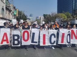La marcha que pretende llegar al acceso peatonal de la Plaza México a las 14:30 hrs, dos horas antes de partir plaza. SUN / L. Vázquez