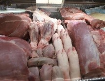 Las carnes de bovinos, aves, cerdo y ovinos que no tienen certificación se venden con bacterias, microorganismos o materiales extraños que pueden provocar problemas de salud. EL INFORMADOR / ARCHIVO