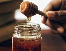 La miel sin pasteurizar, reconocida por sus propiedades curativas, es un eficaz antiséptico natural. ESPECIAL / Foto de Arwin Neil Baichoo en Unsplash
