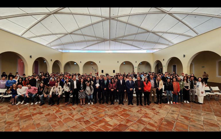 En total, la sede provisional del CuTlaquepaque, habilitada en el Centro Cultural El Refugio, cuenta con tres generaciones y 240 estudiantes. 