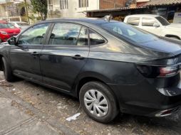 Los oficiales acudieron al lugar donde localizaron al hombre que coincidía con la descripción y que se encontraba junto a un vehículo Volkswagen Virtus de modelo reciente que tenía placas del estado de Minnesota, Estados Unidos. CORTESÍA