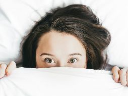 La disminución de melatonina y el fin de un ciclo de sueño puede estar detrás del curioso fenómeno. UNSPLASH/Alexandra Gorn