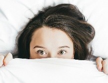 La disminución de melatonina y el fin de un ciclo de sueño puede estar detrás del curioso fenómeno. UNSPLASH/Alexandra Gorn