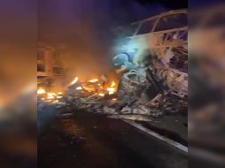 Ayer, un autobús de pasajeros que se incendió al chocar contra un tráiler volcado, sobre la autopista Mazatlán-Culiacán, a la altura del poblado el Tanque, en Elota. ESPECIAL
