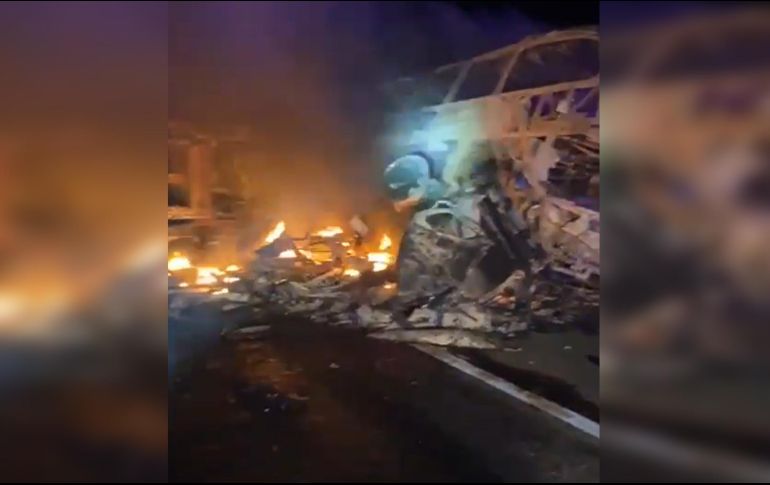 Ayer, un autobús de pasajeros que se incendió al chocar contra un tráiler volcado, sobre la autopista Mazatlán-Culiacán, a la altura del poblado el Tanque, en Elota. ESPECIAL