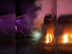 Con vida fueron ubicados el chofer y tres pasajeros del autobús de la línea Norte de Sinaloa que se impactó contra un tráiler. ESPECIAL / X