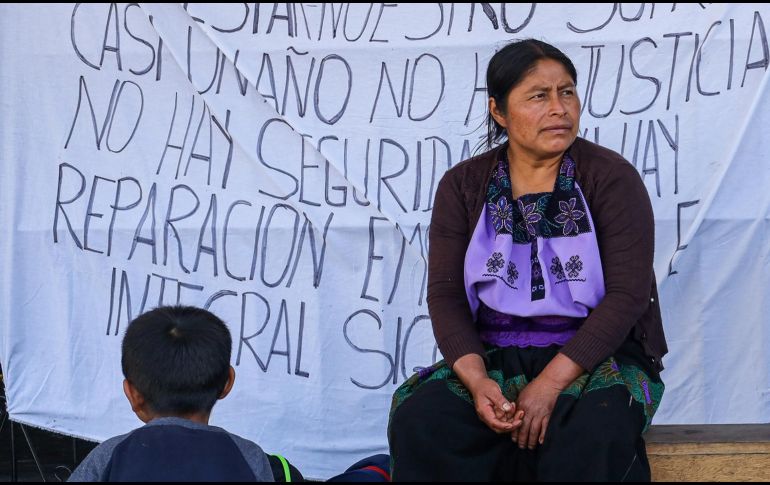 Unos 200 indígenas del municipio de Chenalhó marcharon por las calles de Tuxtla Gutiérrez. EFE/ C. López.