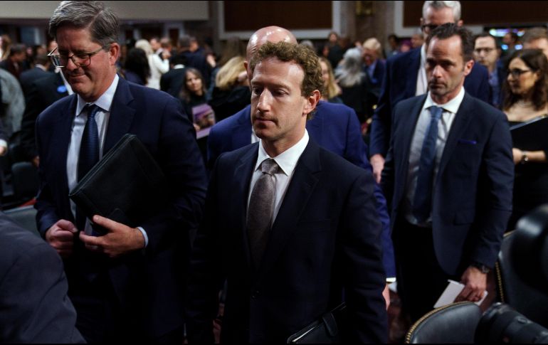 A lo largo de la sesión de varias horas, padres cuyos hijos se quitaron la vida sostuvieron en silencio fotografías de sus hijos fallecidos. EFE/W. OLIVER