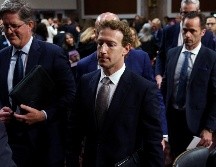 A lo largo de la sesión de varias horas, padres cuyos hijos se quitaron la vida sostuvieron en silencio fotografías de sus hijos fallecidos. EFE/W. OLIVER