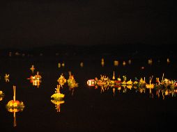 El encendido de las lámparas flotantes asemeja la vista de un cielo estrellado de noche. ESPECIAL / PEXELS Alexey Demidov