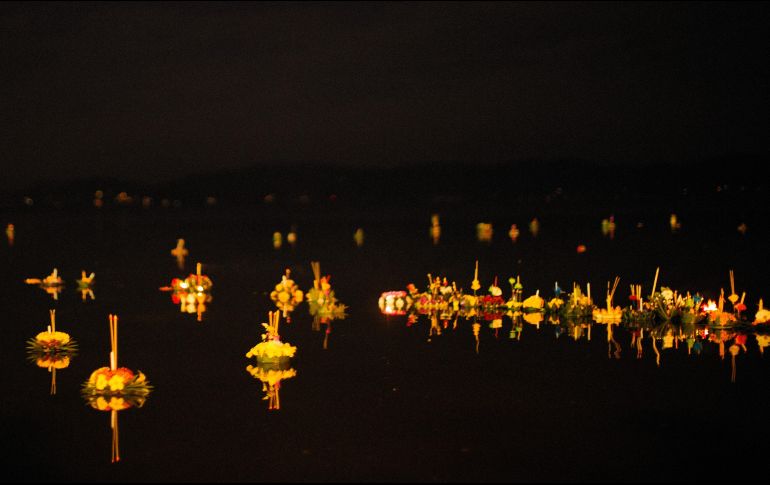 El encendido de las lámparas flotantes asemeja la vista de un cielo estrellado de noche. ESPECIAL / PEXELS Alexey Demidov