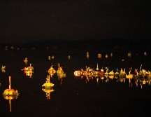 El encendido de las lámparas flotantes asemeja la vista de un cielo estrellado de noche. ESPECIAL / PEXELS Alexey Demidov
