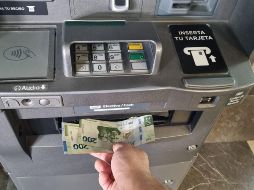 Las tarjetas bancarias dan la posibilidad a los usuarios de realizar diversas operaciones desde los cajeros automáticos. EL INFORMADOR/ ARCHIVO.