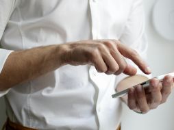 Los celulares se han vuelto indispensables en la vida diaria. ESPECIAL/ Foto de NordWood Themes en Unsplash