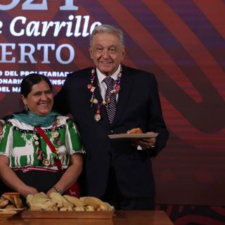 López Obrador come tamales en Palacio Nacional por Día de la Candelaria