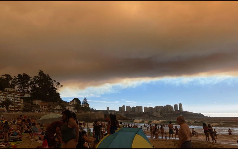 El incendio se extendió hasta la vecina localidad de Concón, que acoge dunas únicas en Chile. EFE