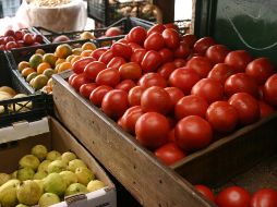 Aunque el jitomate se ha vuelto uno de los alimentos básicos en las cocinas, su costo puede hacer que muchas personas opten por no comprarlo. EL INFORMADOR / ARCHIVO