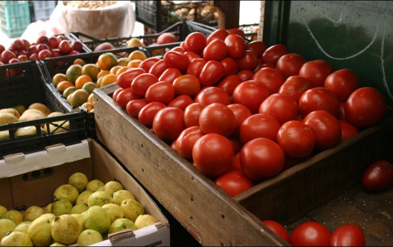 Aunque el jitomate se ha vuelto uno de los alimentos básicos en las cocinas, su costo puede hacer que muchas personas opten por no comprarlo. EL INFORMADOR / ARCHIVO