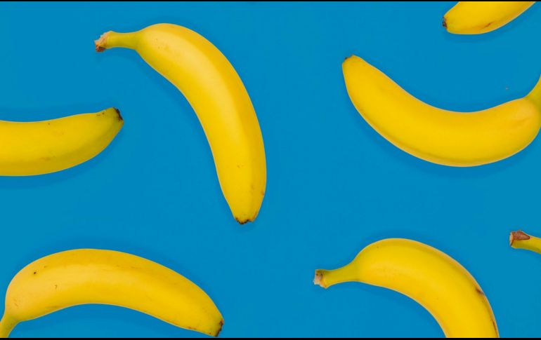 Los plátanos son una buena fuente de carbohidratos, potasio y vitaminas B6 y C. ESPECIAL/ Foto de matthew Feeney en Unsplash