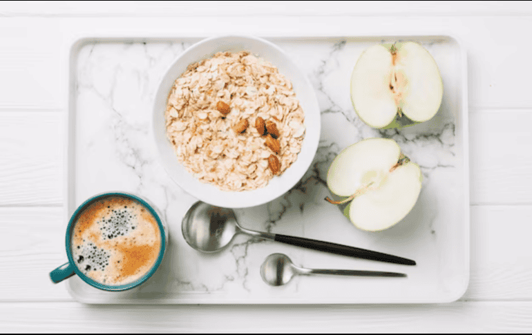 Esta acción combinada de la avena y la manzana contribuye a la salud cardiovascular, ayudando a prevenir problemas como infartos. FREEPIK