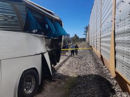 A su llegada los oficiales encontraron que se trataba de un camión de pasajeros, en el cual viajaban 41 personas incluyendo el chofer, que impactó contra el tren y un vehículo particular tipo sedán. CORTESÍA