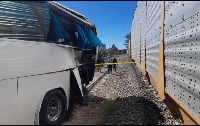 A su llegada los oficiales encontraron que se trataba de un camión de pasajeros, en el cual viajaban 41 personas incluyendo el chofer, que impactó contra el tren y un vehículo particular tipo sedán. CORTESÍA
